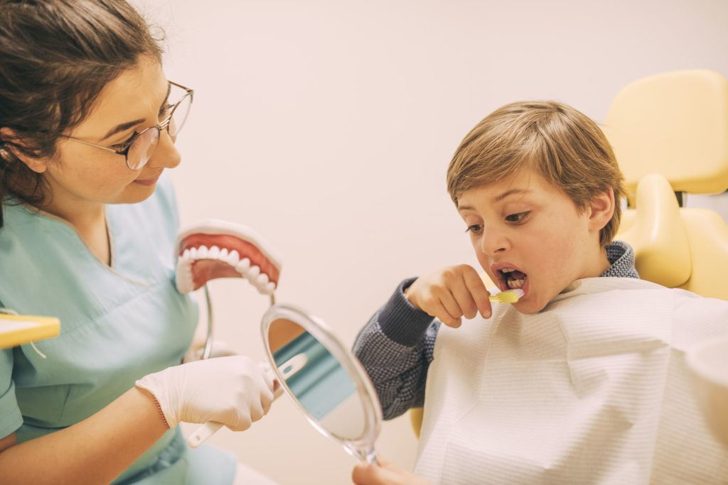 Zahnreinigung bei einem Kind 