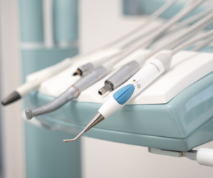 Moderne zahnärztliche Instrumente in einer Behandlungseinheit in der Zahnklinik MKG Plus in Münster
