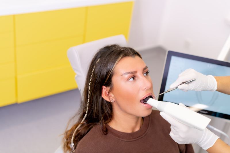 Behandlung mit einem Intraoralscanner beim Zahnarzt Münster.